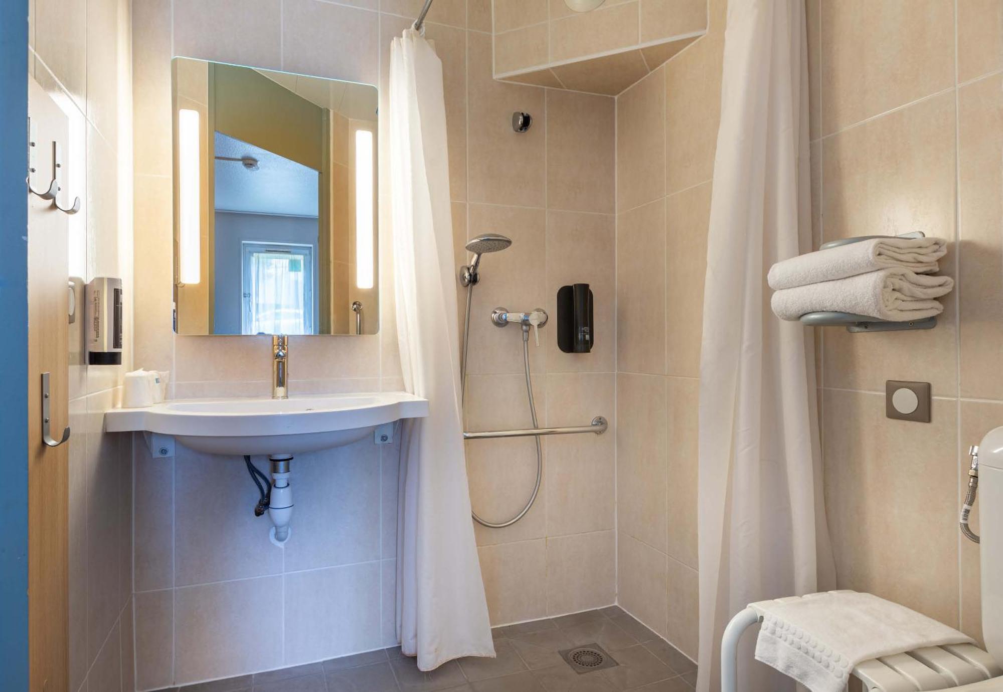 B&B Hotel Chartres Le Coudray Eksteriør billede